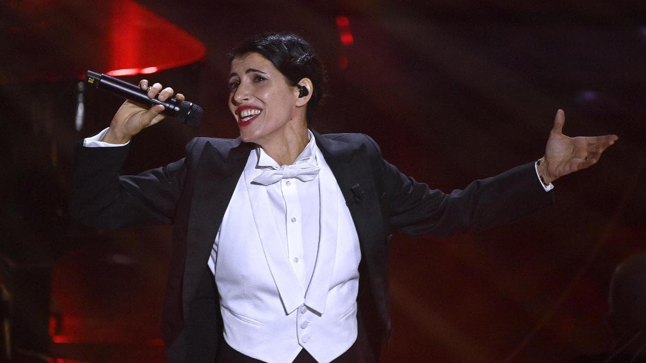 Sanremo 2024, Giorgia festeggia i 30 anni di "E poi": pubblico in piedi e successo sui social