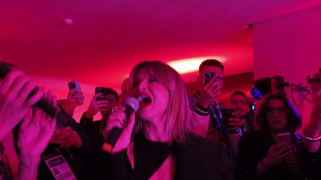 A Sanremo la festa di Alessandra Amoroso, karaoke per tutti prima della gara