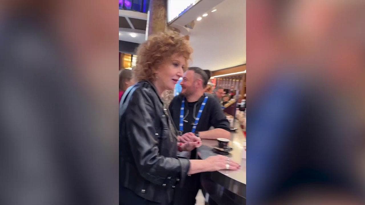Fiorella Mannoia, le scuse con gusto: 60 caffè all'orchestra di Sanremo