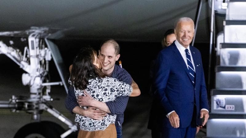 I prigionieri liberati accolti da Biden e Harris. Abbracci e commozione: “Siamo gli Usa: restituiamo le persone alle loro famiglie”