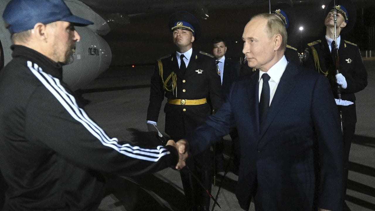 Putin accoglie i prigionieri russi rientrati dall'Occidente