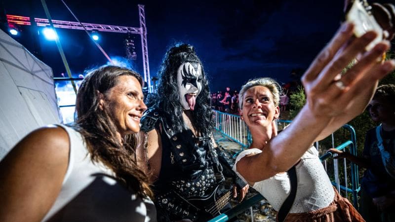 Cavallino Treporti (Venezia): selfie a fine concerto per il gruppo "multitribute" Rockstar Show. Foto di Luigi Narici
