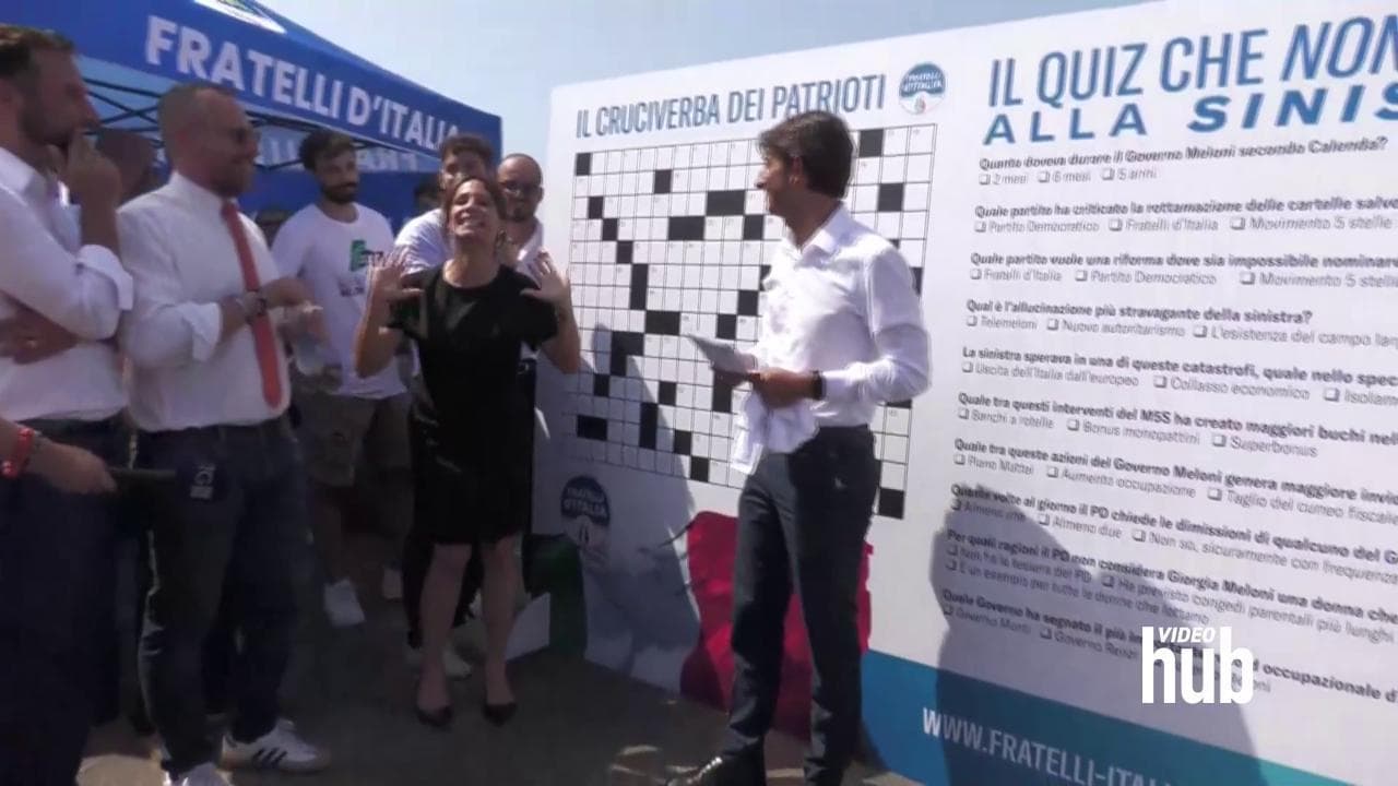 Da Salis ai grillini finiti nella "casta": il cruciverbone dei patrioti per la propaganda in spiaggia di FdI