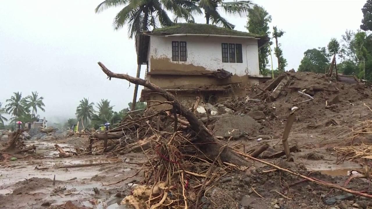 Frane in India, torrenti di fango travolgono le case: "Cani ed escavatori in azione per cercare i dispersi"