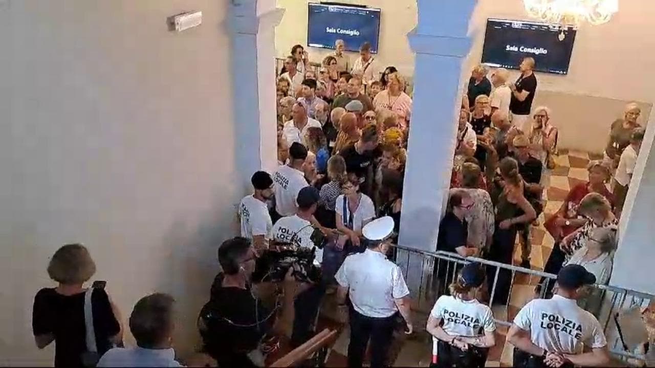 Venezia, le proteste dei cittadini durante il consiglio straordinario: "Fuori Brugnaro dalla Laguna". E il sindaco: "Non mi dimetto"