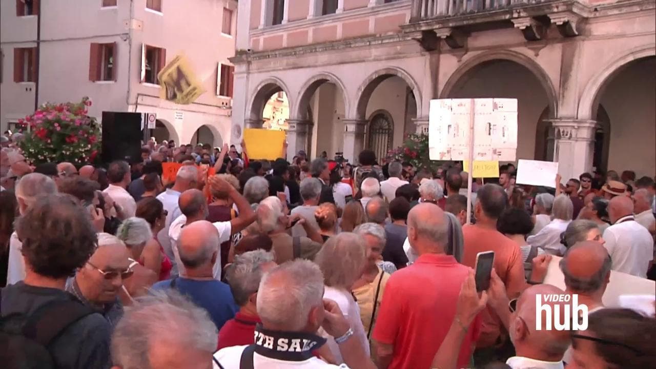 Venezia, fischi in piazza durante l'intervento di Brugnaro in consiglio comunale