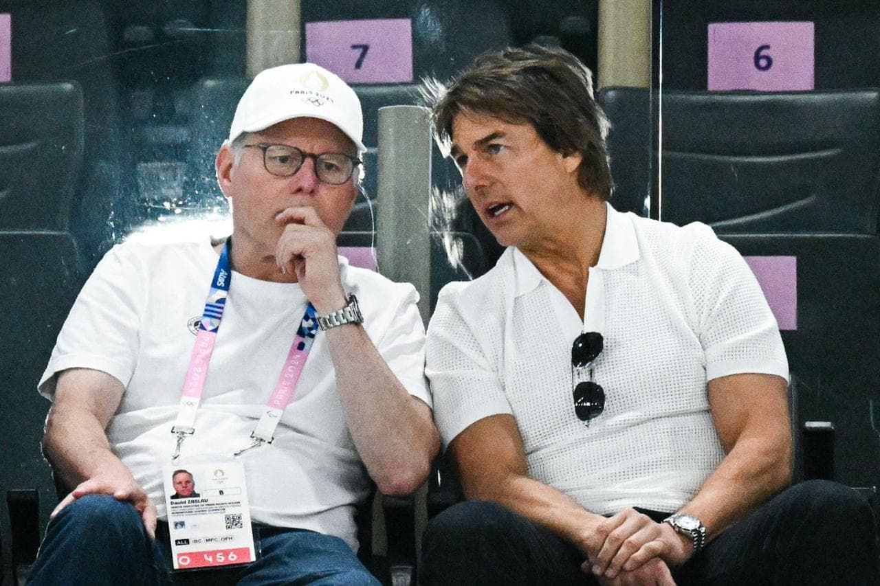 Tom Cruise con il ceo di Warner Bros, David Zaslav, assiste a una gara di ginnastica artistica
