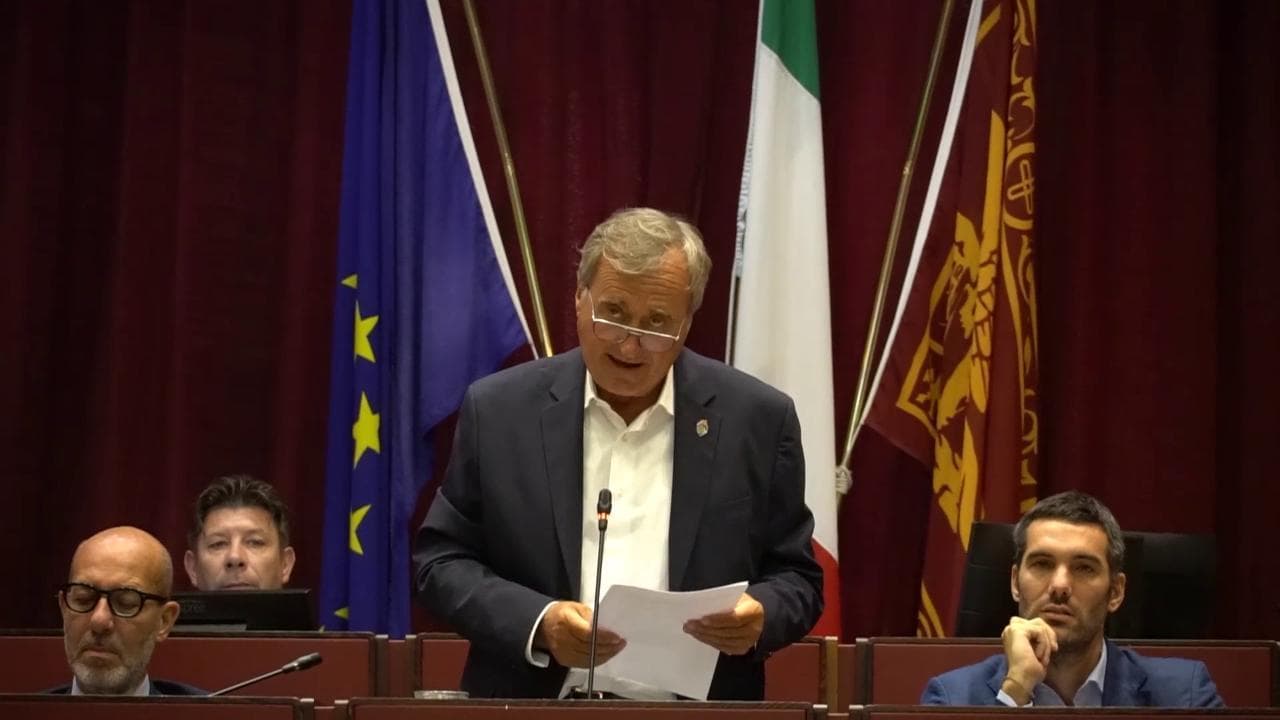 Venezia, il sindaco Brugnaro: "Non mi dimetto". Proteste durante il consiglio comunale