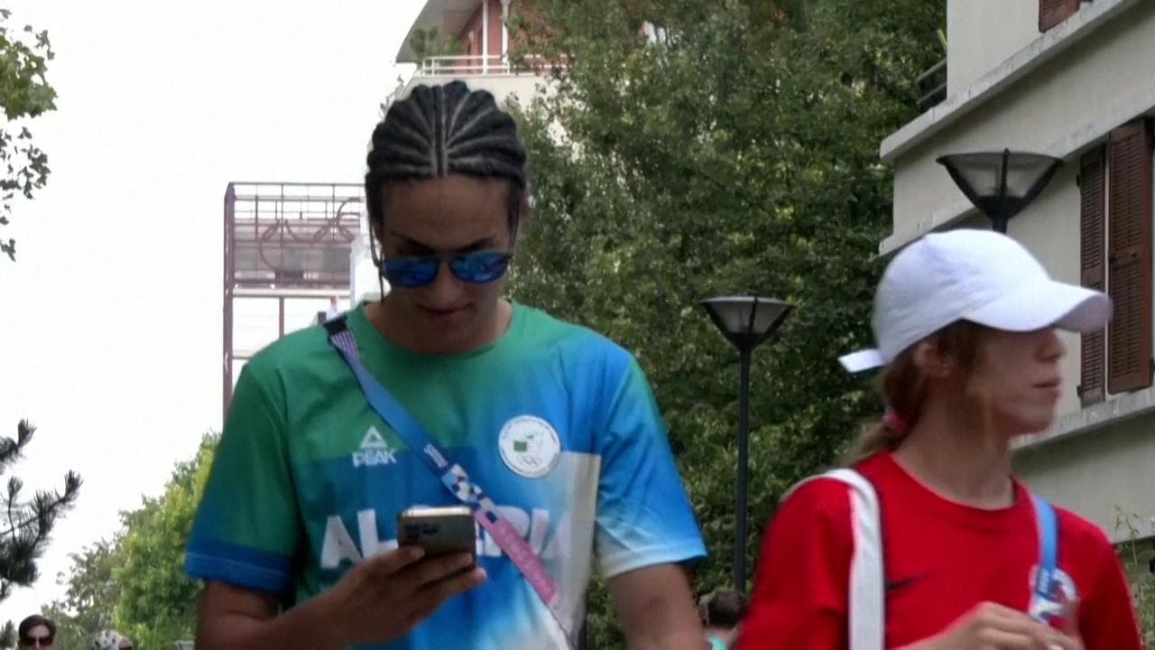 Parigi 2024, Imane Khelif ancora al centro delle polemiche preferisce non rispondere ai giornalisti