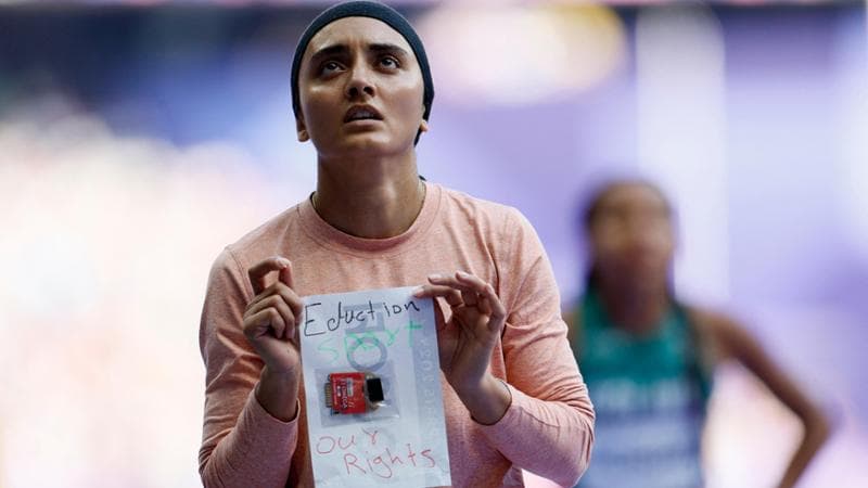 Parigi, 2 agosto: l'atleta afghana Kimia Yousofi mostra la scritta "Istruzione e sport i nostri diritti"