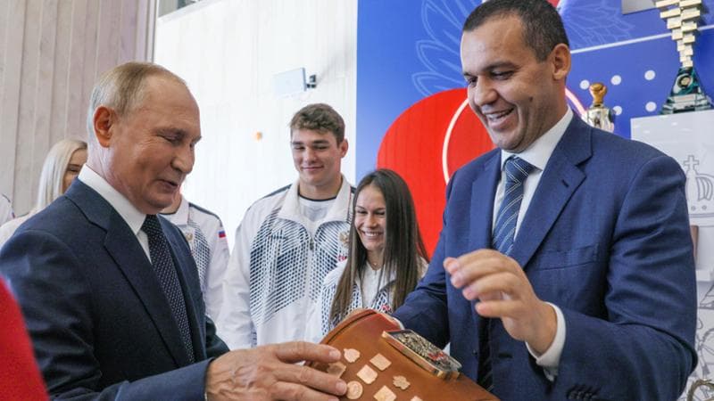 Il presidente della Federazione russa Vladimir Putin con il numero uno dell&rsquo;Iba Umar Kremlev
