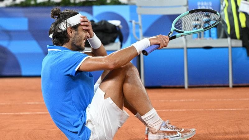 Lorenzo Musetti a terra dopo la vittoria