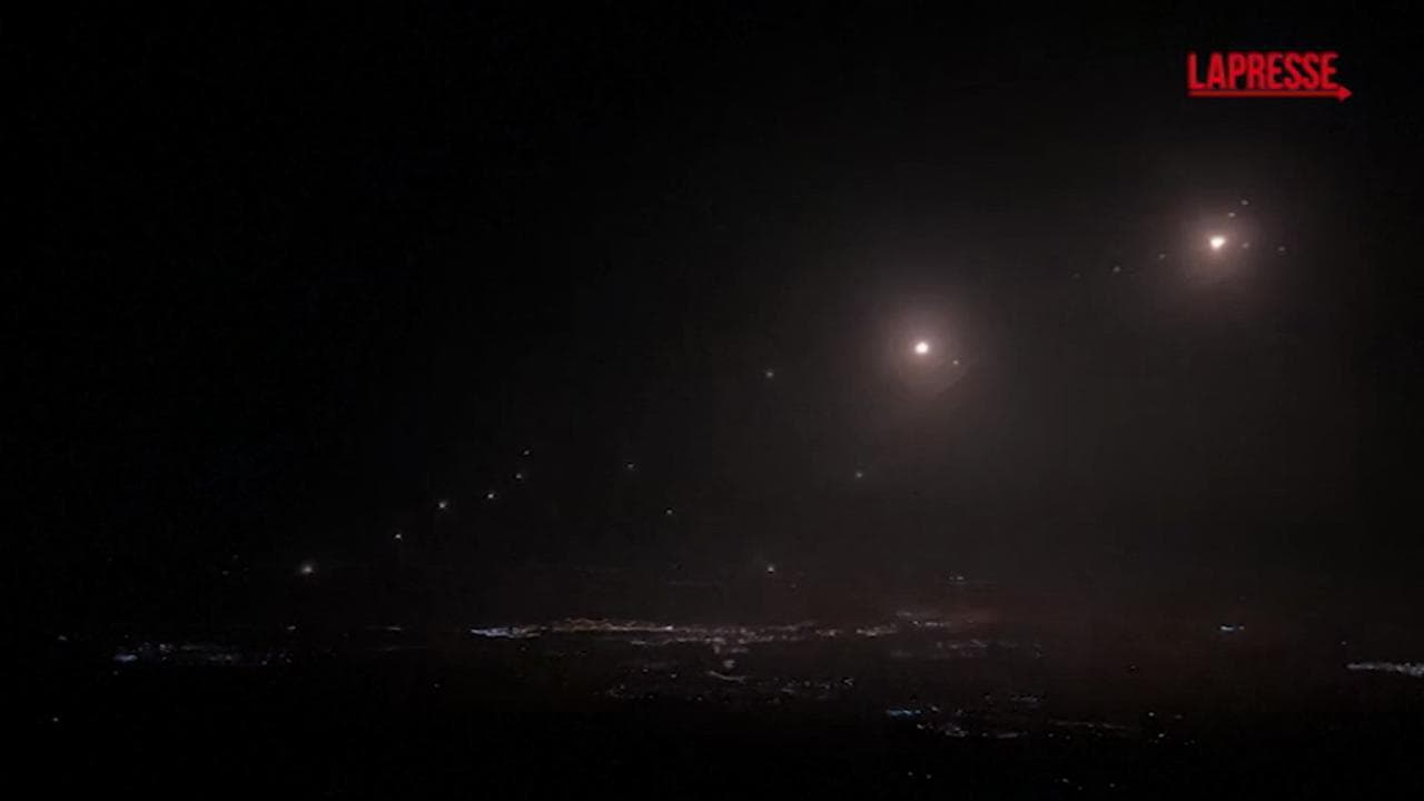 Decine di razzi lanciati nella notte dal Libano su Israele. Idf: "Intercettati da Iron Dome"