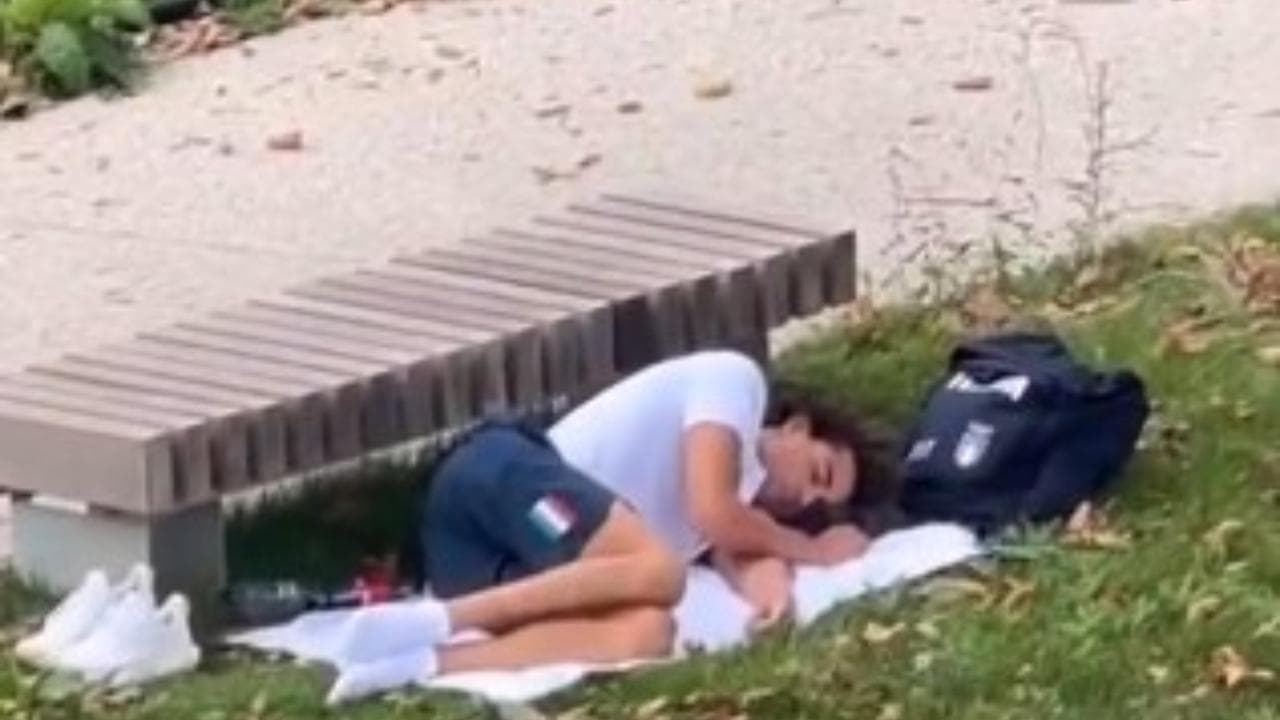 Parigi 2024, Thomas Ceccon dorme su un prato: sotto accusa il villaggio olimpico