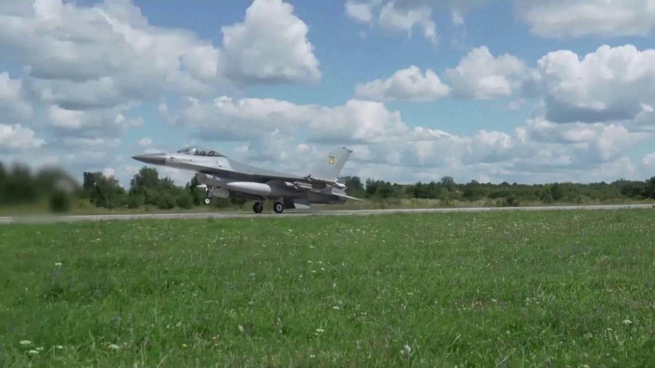 Le prime immagini degli F-16 in Ucraina: Zelensky presenta i tanto attesi jet Usa