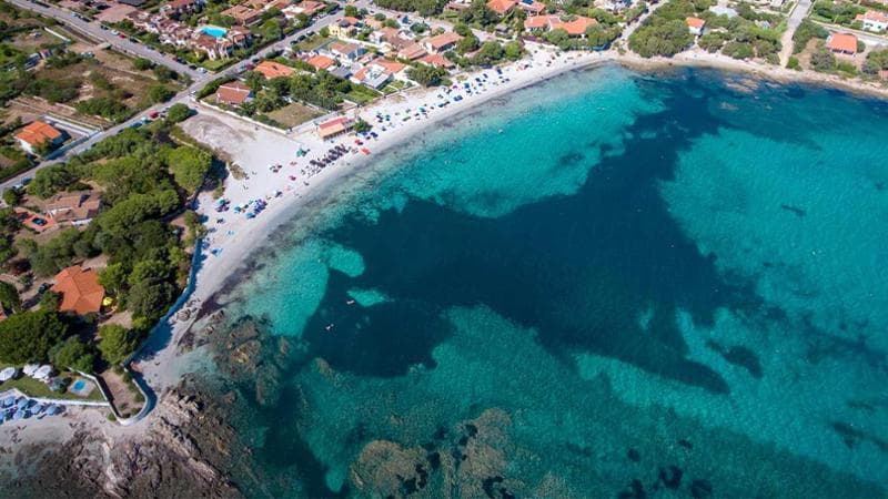 La spiaggia di Olbia tra mare e rocce