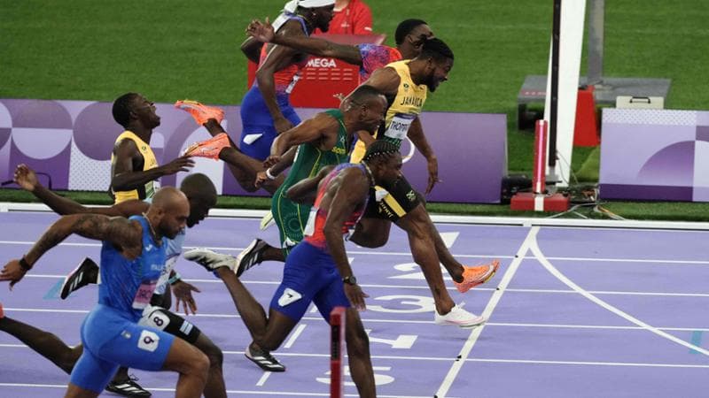 Thompson taglia il traguardo per primo ma vince Lyles, perché l’oro al fotofinish dei 100 è andato allo statunitense