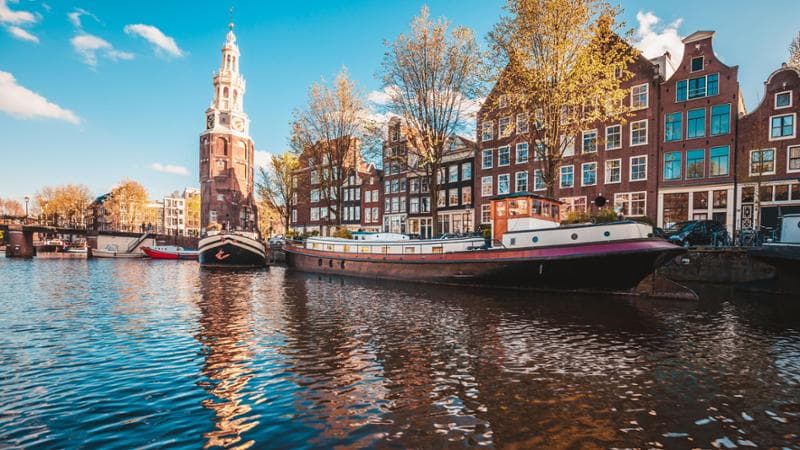 Overtourism nelle capitali mondiali del travel: Amsterdam la più affollata, poi Parigi. Milano, terza, peggio di Roma