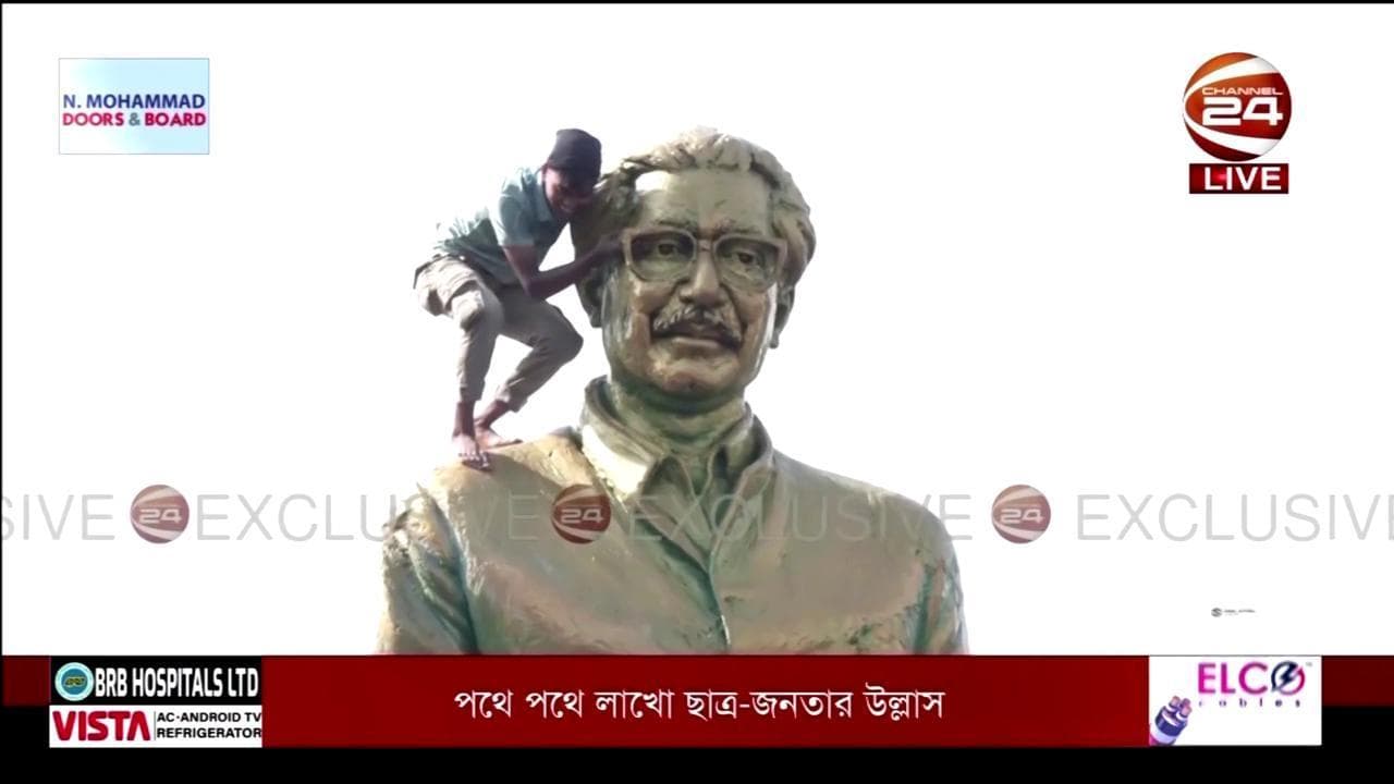 Bangladesh, i manifestanti assaltano la statua del padre della premier Hasina