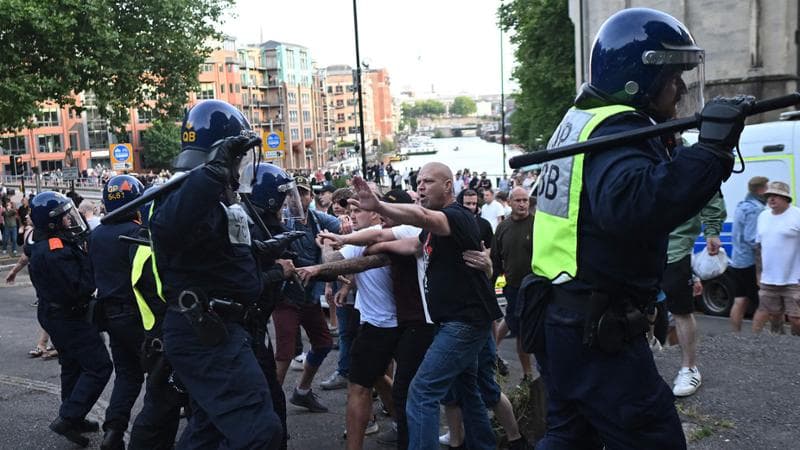 Inghilterra, 24 ore di follia: negozi in fiamme, caccia all’immigrato e saluti nazisti. Cosa sta succedendo