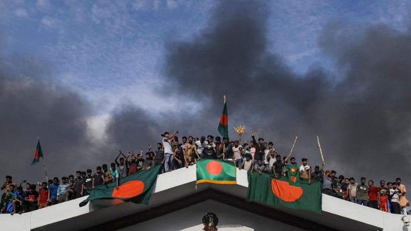 Bangladesh, svolta dopo le proteste. La premier Hasina in fuga e il governo militare esclude gli studenti