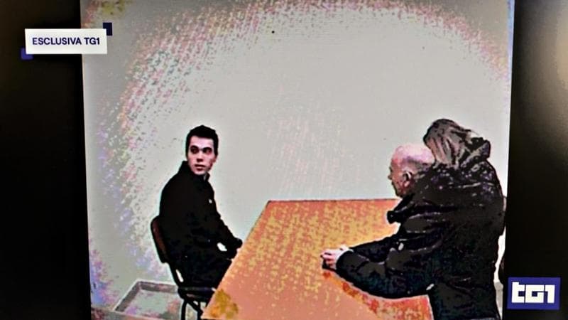 Un fermo immagine del Tg1 del colloquio in carcere di dicembre 2023 di Filippo Turetta con i genitori
