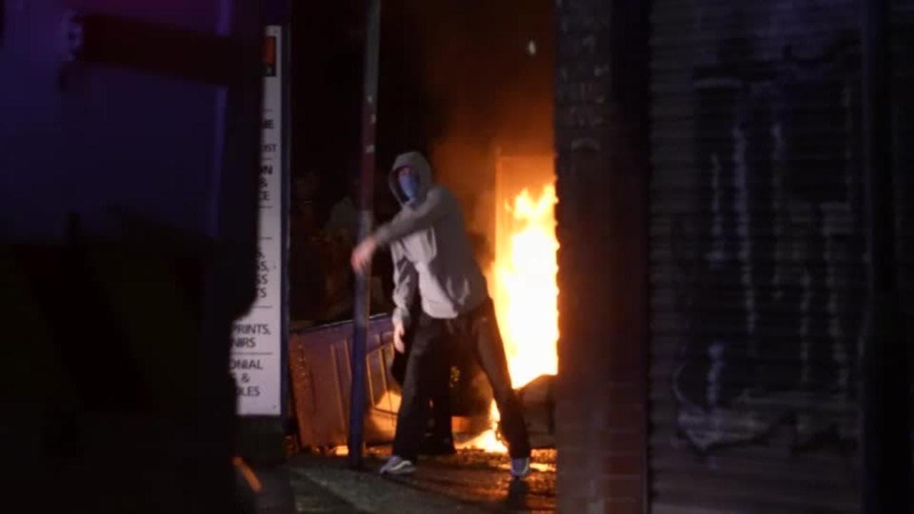 Belfast, scontri tra i manifestanti di destra anti immigrati e la polizia