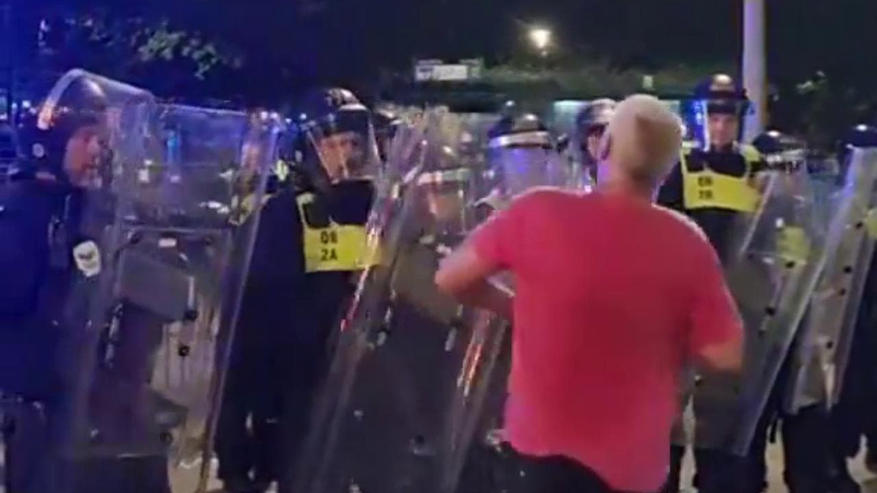 Scontri in Inghilterra: agente colpisce con lo scudo antisommossa un manifestante, che cade a terra