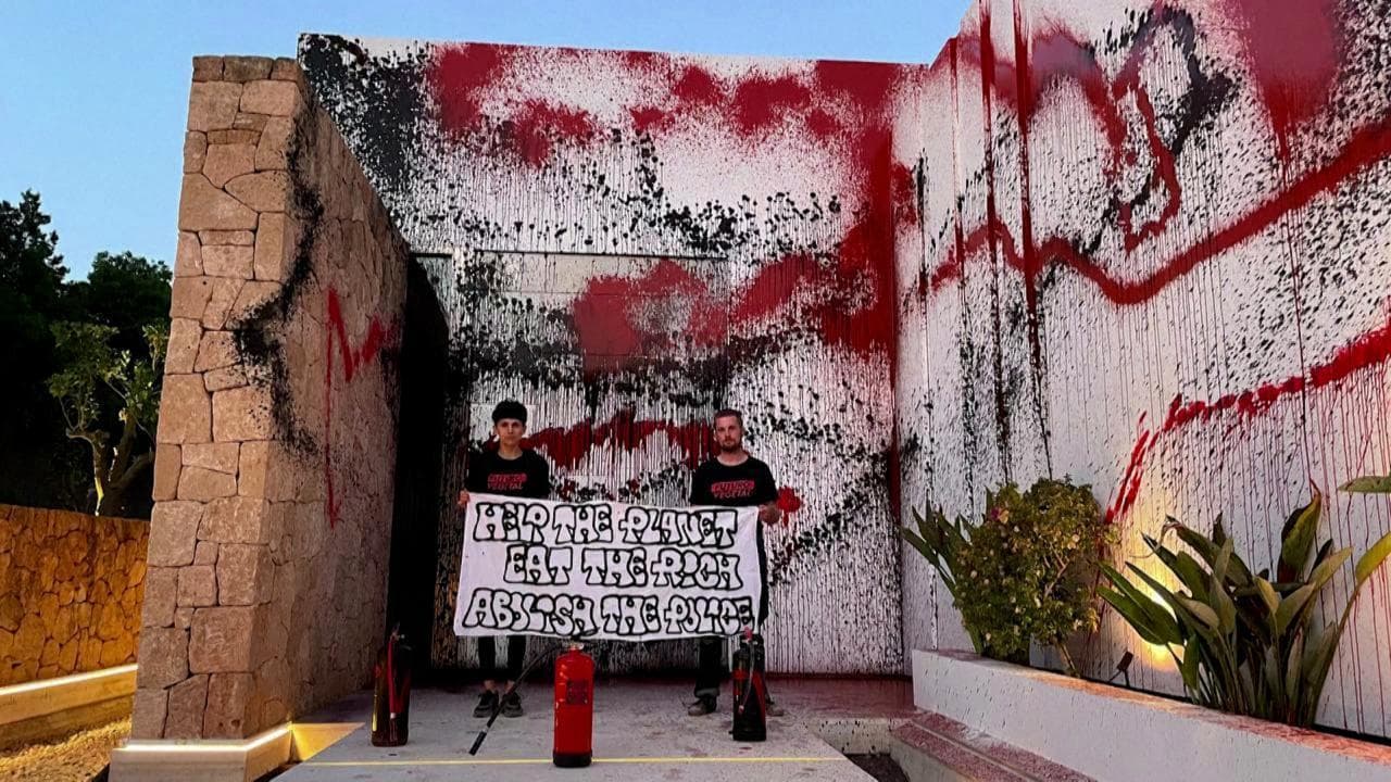 Spagna, gli ambientalisti imbrattano la villa di Messi a Ibiza: "È abusiva"