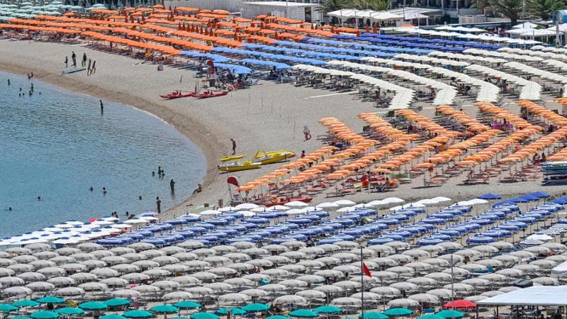 Una spiaggia e stabilimento balneari nel Parco regionale del Conero, nelle Marche, 10 luglio 2023. .ANSA/ALESSANDRO DI MEO.(mare, vacanze, bagnanti, spiagge, lido)