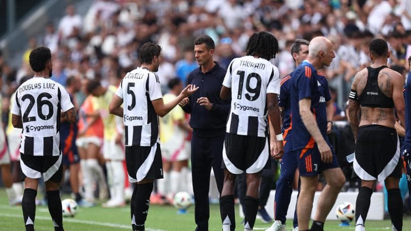 Thiago Motta a colloquio con Locatelli