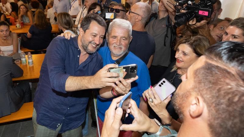 Salvini evita il Papeete ma prepara l’autunno caldo su Autonomia e pensioni: “Mollo solo se mi arrestano”