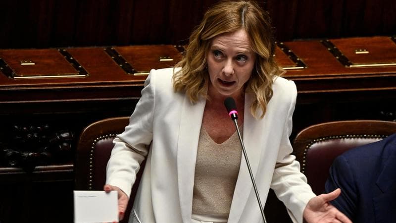 Meloni, gli ombrelloni chiusi e l’opposizione unita