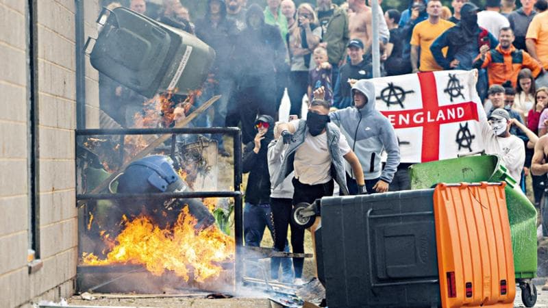 L'assalto all'hotel di migranti a Rotherham - Hollie Adams
