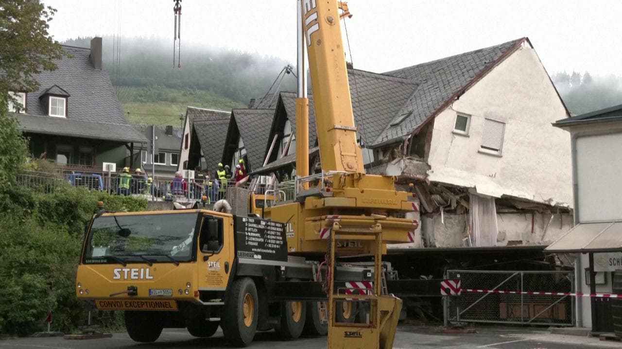 Germania, crolla hotel sul fiume Mosella. Le immagini dei soccorsi