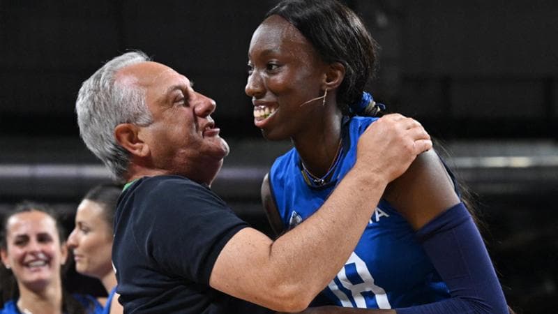 Julio Velasco abbraccia Paola Egonu dopo la vittoria sulla Serbia