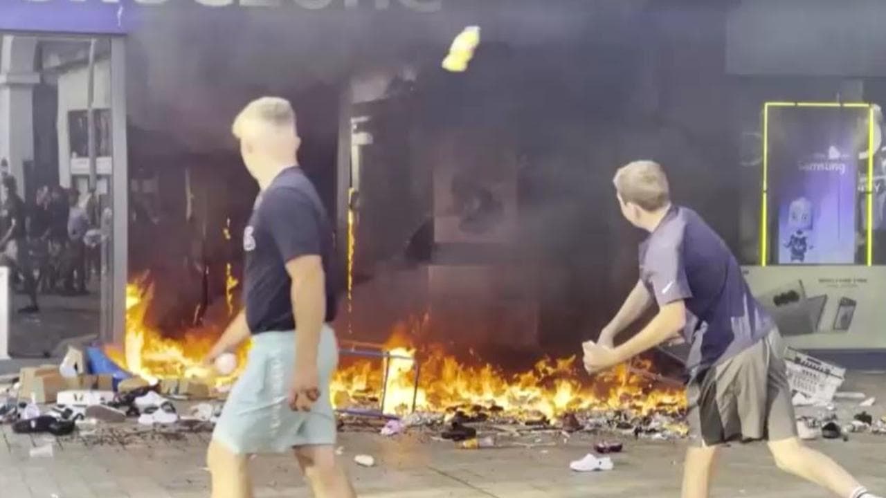 I sette giorni di guerriglia razzista che hanno incendiato l'Inghilterra