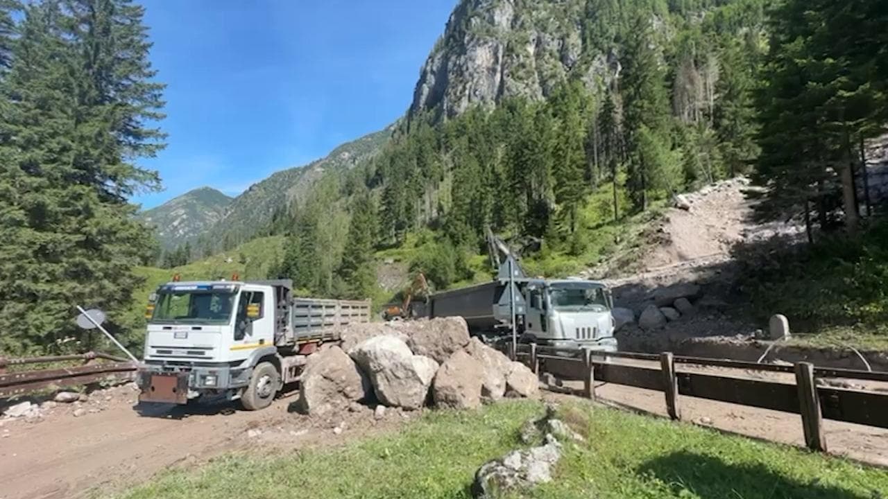 Maltempo, enorme frana al confine tra Friuli e Veneto: massi e fango sulla strada che collega Sappada al Cadore