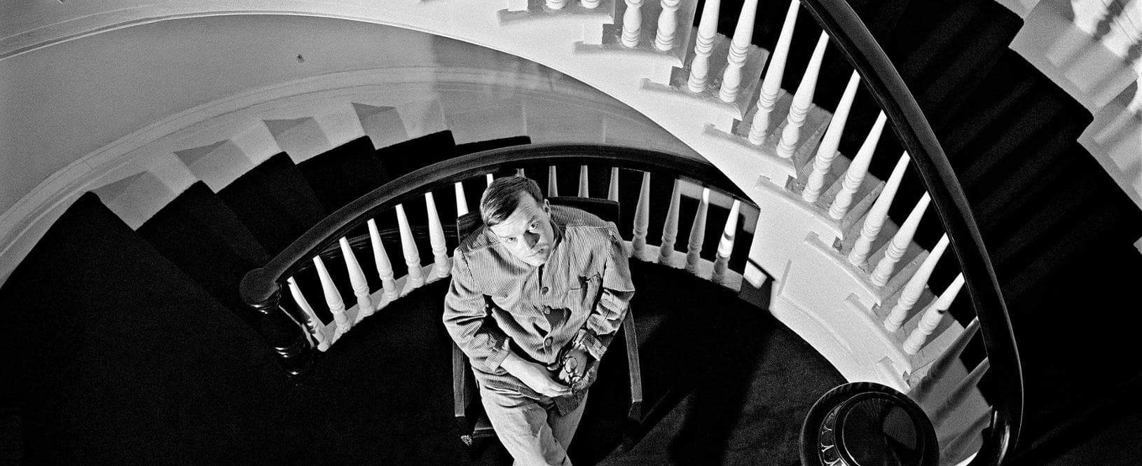 1958: Truman Capote fotografato nell&rsquo;appartamento newyorkese, al n. 70&nbsp; di Willow Street, dove scrisse Colazione&nbsp; da Tiffany e A sangue freddo (Photo by David Attie/Getty Images)
