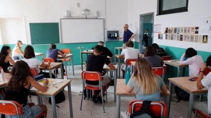 Scuola, firmato il contratto: arriva l’aumento di 260 euro per i presidi