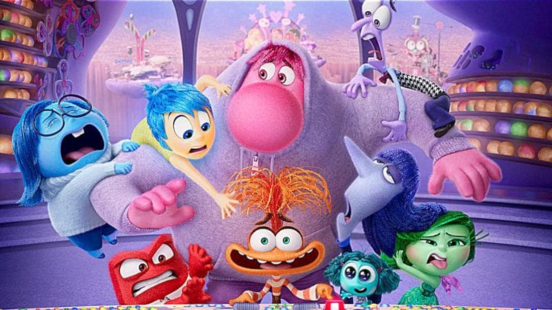 Una scena di Inside Out 2 con la rappresentazione delle emozioni. Da sinistra, sopra, in senso orario: Tristezza, Gioia, Imbarazzo, Paura, Noia, Disgusto, Invidia, Ansia 
e Rabbia