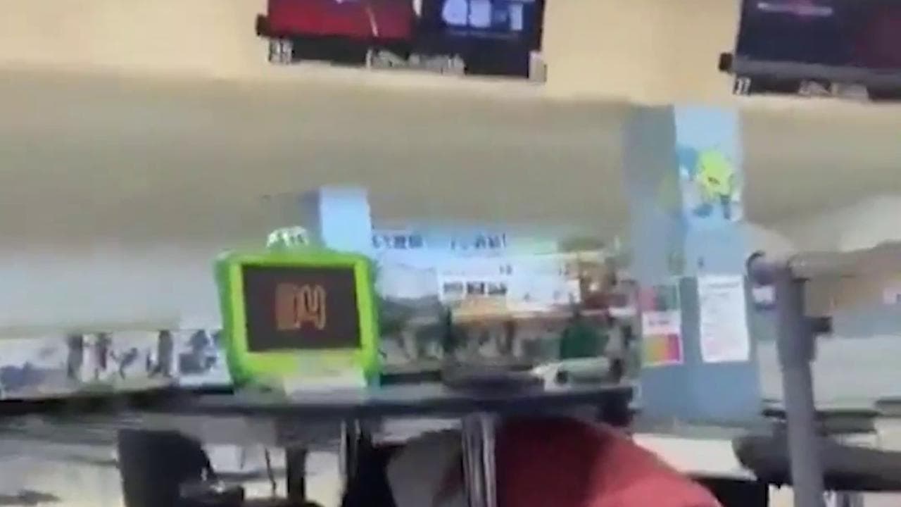 Terremoto in Giappone, trema la sala bowling: i giocatori si rifugiano sotto i tavoli