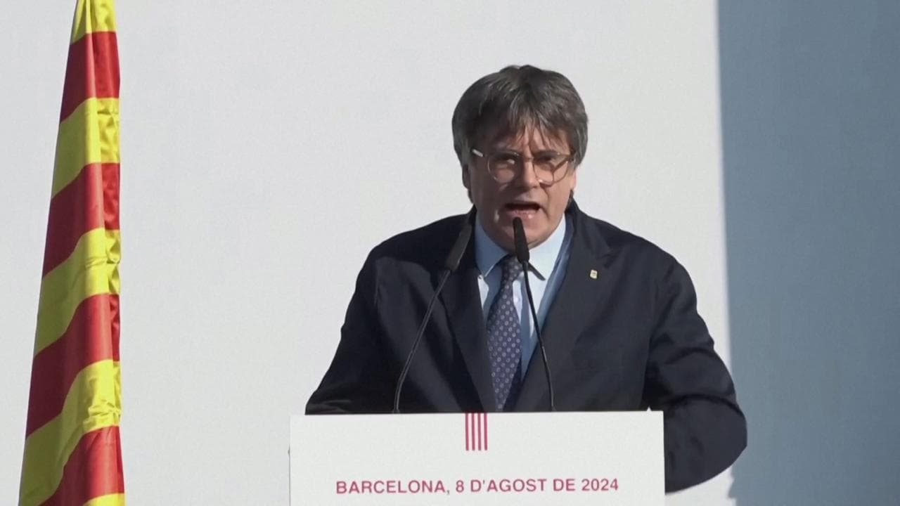 Provocazione del separatista catalano Puigdemont: comizio a sorpresa a Barcellona e poi "scompare". Caccia all'uomo  della polizia