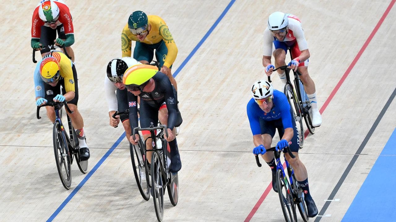 Elia Viviani in gara nell'omnium
