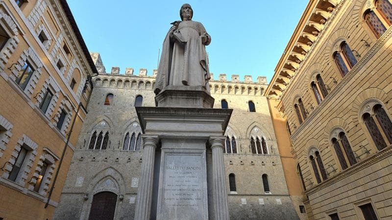 03/10/2021 Siena, piazza Salimbeni, l'omonimo palazzo ospita gli uffici del Monte dei Paschi di Siena.
