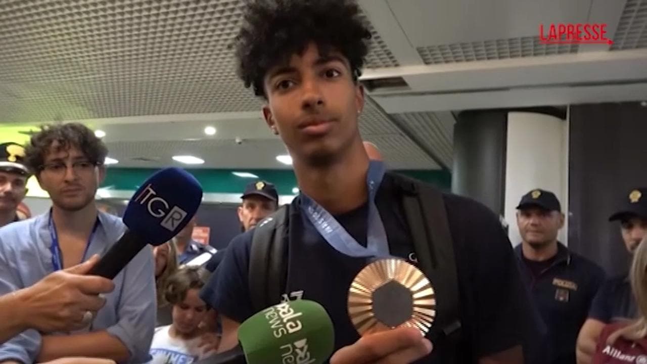 Parigi 2024, il ritorno a casa di Mattia Furlani: "Il  messaggio più bello? Quello di De Rossi"