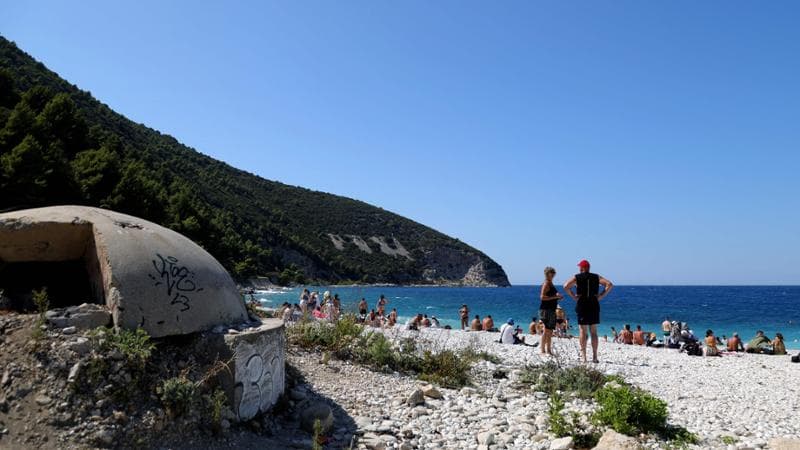 I resti di un bunker militare in una spiaggia di Saseno