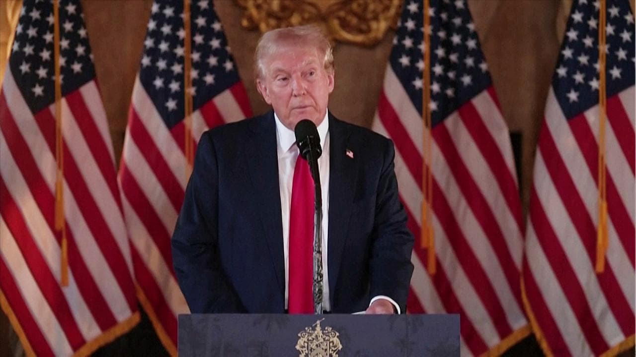 Trump "irritato" dai sondaggi accetta il duello tv con Kamala Harris: "Ne faremo tre"