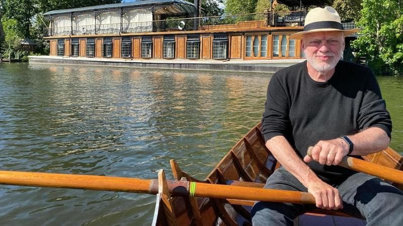 David Gilmour, 78 anni, in barca davanti all’Astoria, il suo studio galleggiante ormeggiato sul Tamigi nel sud di Londra. Foto di Polly Samson
