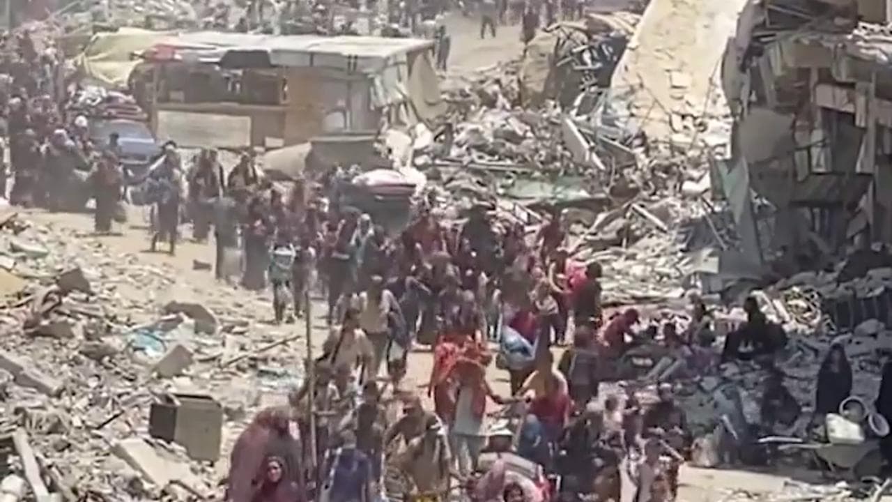Khan Yunis: l'esodo dei civili palestinesi in fuga a piedi tra le macerie